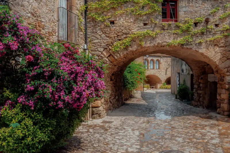 شوارع حجرية ضيقة في قرية بيراتالادا