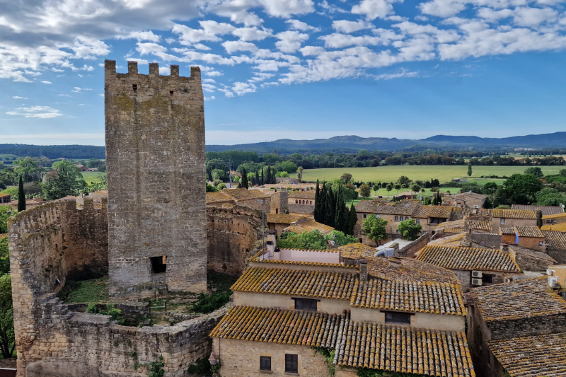 قلعة بيراتالادا التاريخية في كتالونيا