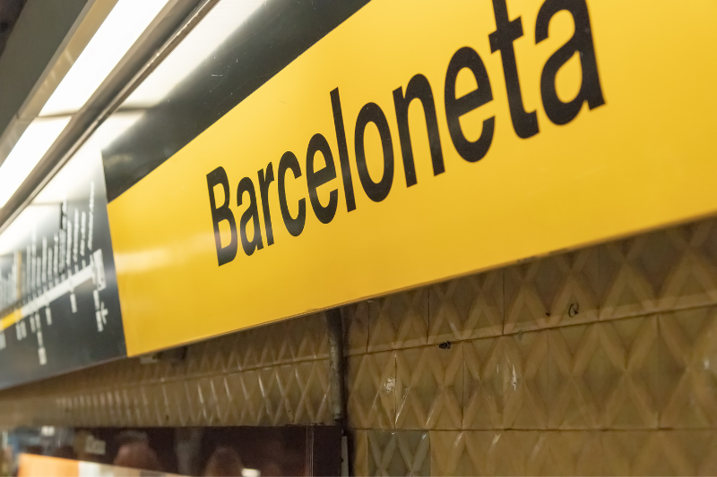 لافتة محطة مترو برشلونيتا الصفراء توضح سهولة استخدام المواصلات العامة للوصول للشاطئ