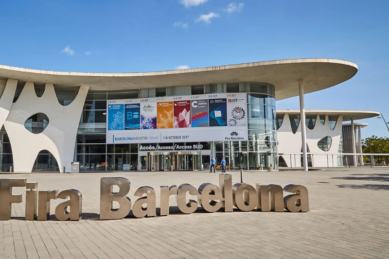 واجهة مركز المعارض فيرا برشلونة (Fira Barcelona) الذي يستضيف المؤتمرات العالمية.