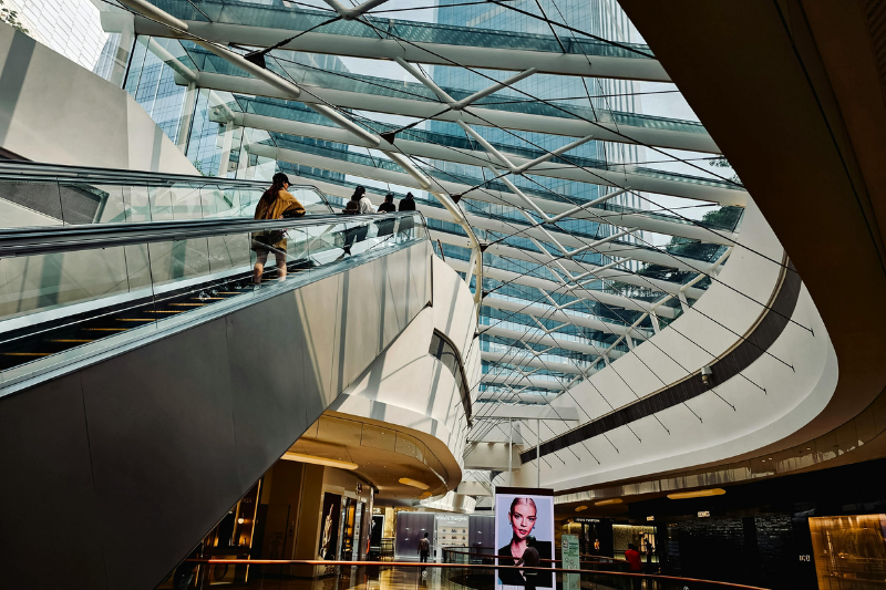 مباني مكاتب حديثة بتصميم هندسي فريد في منطقة 22@ التكنولوجية ببرشلونة.