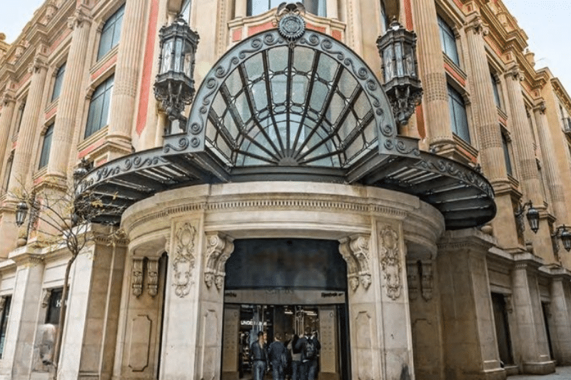 "المدخل التاريخي لمبنى التسوق في شارع بوابة الملاك (Portal de l'Àngel) بوسط مدينة برشلونة