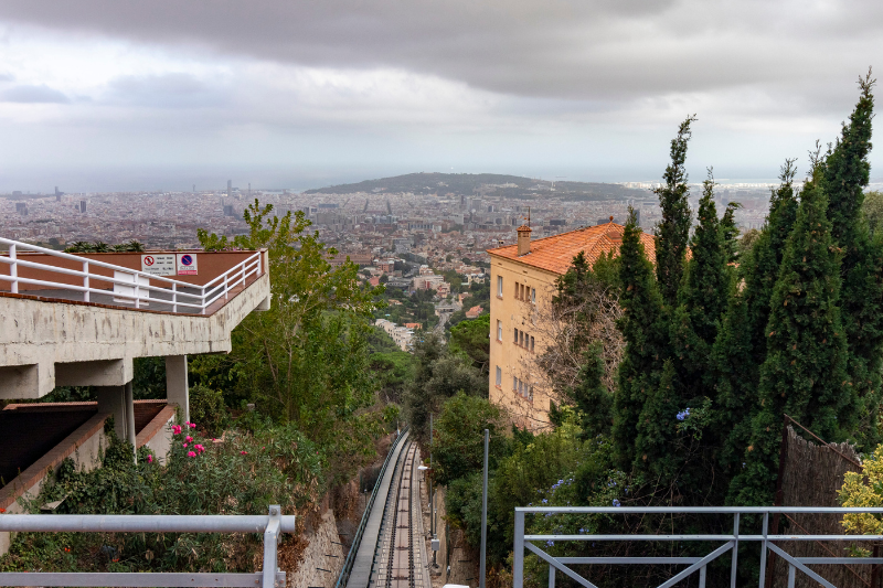 منظر بانورامي شامل لمدينة برشلونة والبحر المتوسط يظهر من محطة القطار الجبلي العلوية.