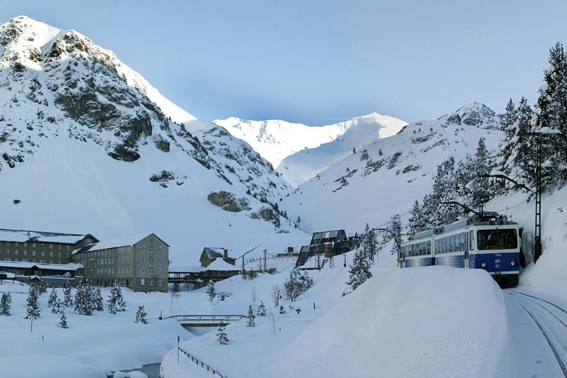 قطار الكريماييرا (Rack Railway) الأزرق يشق طريقه وسط الثلوج الكثيفة صعوداً نحو محطة وادي نوريا.