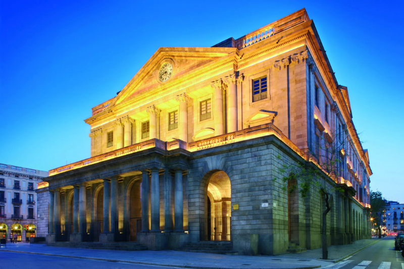 واجهة مبنى Llotja de Mar في برشلونة ليلاً، المقر المؤسسي لغرفة تجارة برشلونة