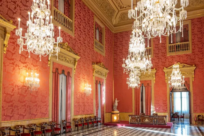 قاعة رسمية كبرى داخل Llotja de Mar بديكور كلاسيكي وثريات فاخرة تُستخدم لاجتماعات الأعمال والفعاليات ضمن بيئة مؤسسية تعكس قوة اقتصاد برشلونة