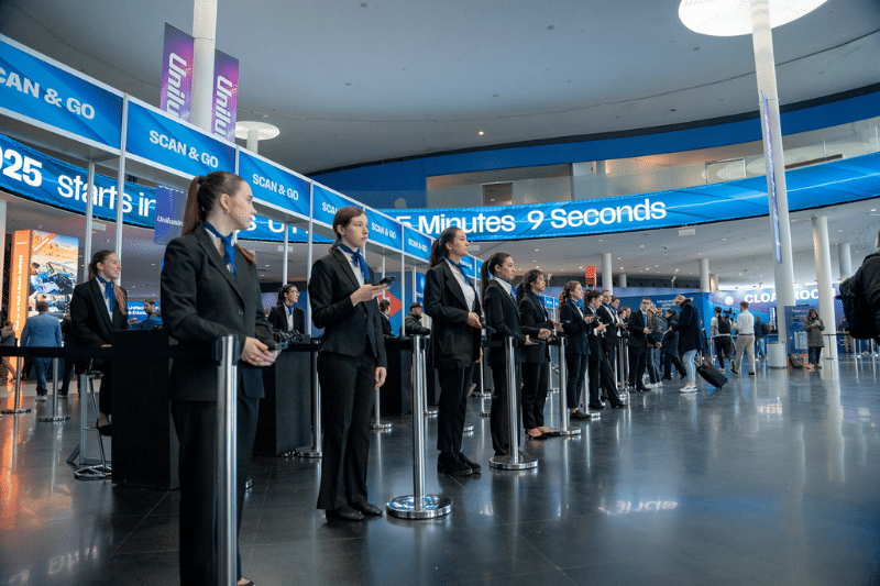 منطقة التسجيل والاستقبال في مؤتمر دولي في برشلونة مع طاقم عمل لتنظيم دخول الوفود ورجال الأعمال.