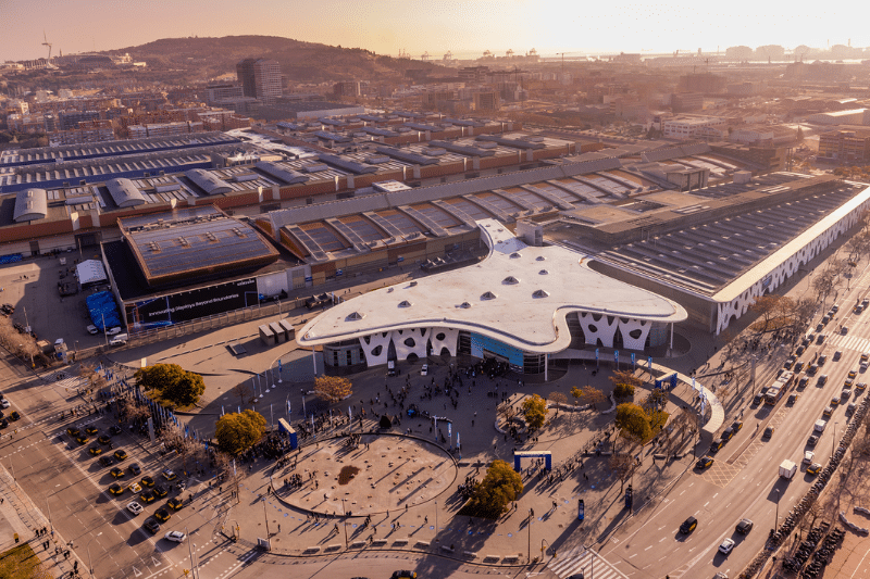 منظر جوي لمركز المعارض فيرا دي برشلونة غران فيا (Fira Gran Via) ومداخل سيارات الأجرة والحافلات خلال معرض دولي.