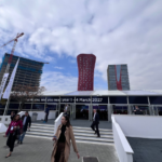 المدخل الخارجي لمركز المعارض في برشلونة الذي يستضيف MWC، يظهر حجم الحدث مع لافتات تودع الزوار وتعلن عن تواريخ النسخة القادمة في مارس 2027.