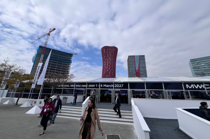 المدخل الخارجي لمركز المعارض في برشلونة الذي يستضيف MWC، يظهر حجم الحدث مع لافتات تودع الزوار وتعلن عن تواريخ النسخة القادمة في مارس 2027.