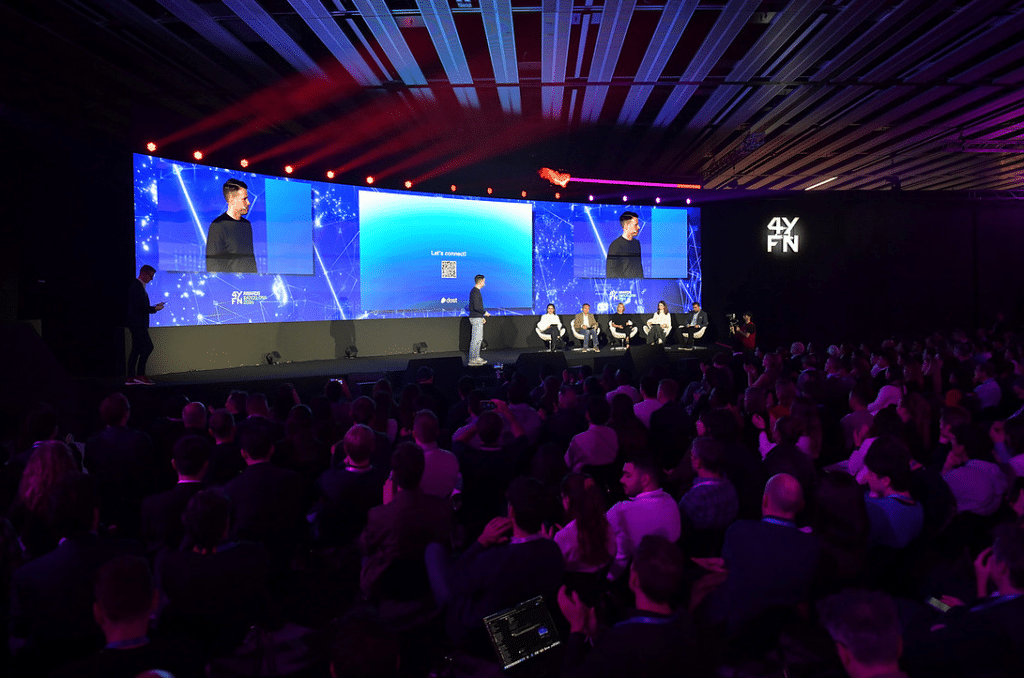 قاعة مؤتمر 4YFN مكتظة بالحضور أمام شاشة عرض ضخمة خلال MWC 2026