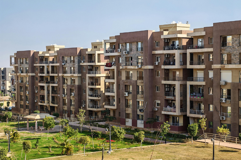 مبانٍ سكنية وشرفات في برشلونة تعكس ارتفاع الطلب على الإيجارات ونقص المعروض