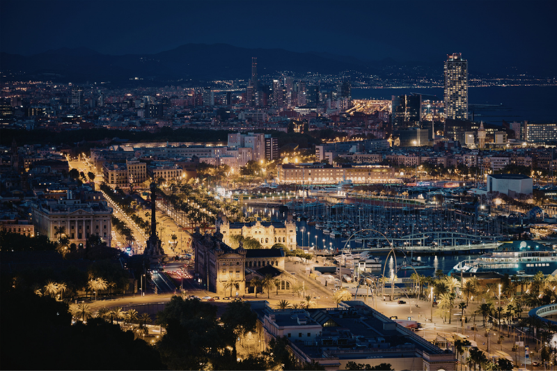 أفق مدينة برشلونة ومبانيها السكنية الكثيفة في ظل أزمة الإسكان وارتفاع أسعار الإيجارات