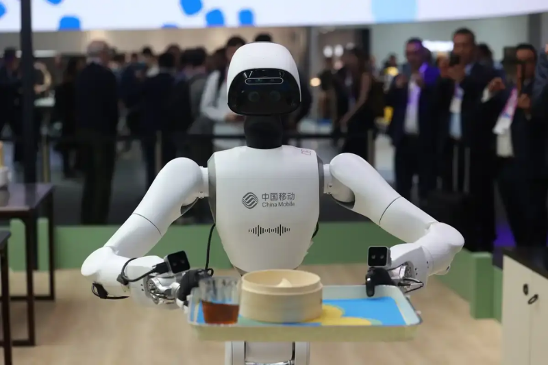 روبوت خدمي في MWC26 يحمل صينية ضمن عروض تطبيقات الذكاء الاصطناعي