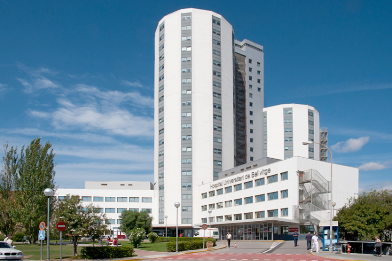 واجهة مستشفى Hospital del Mar في برشلونة بعد التوسعة