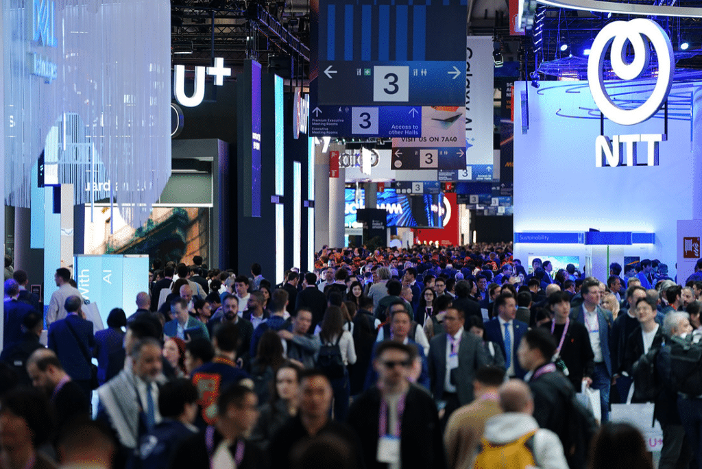 حشد كبير في أروقة MWC 2026 مع أجنحة NTT وU+