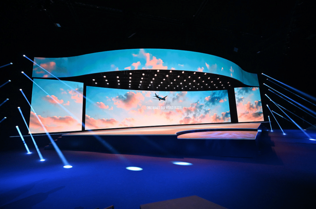 مسرح رئيسي بإضاءة زرقاء وشاشة LED ضخمة في MWC 2026