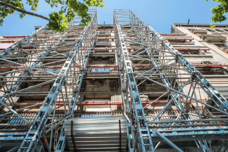 أعمال ترميم مبانٍ سكنية في برشلونة ضمن برامج إعادة التأهيل